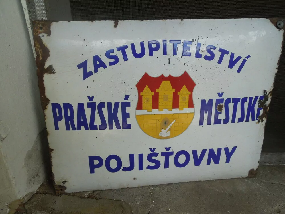 PLECHOVÁ SMALTOVÁ CEDULE ZASTUPITELSTVÍ PRAŽSKÉ MĚSTSKÉ POJIŠŤOVNY