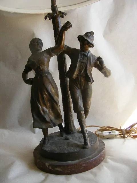 STAROŽITNÁ STOLNÍ FIGURÁLNÍ LAMPIČKA