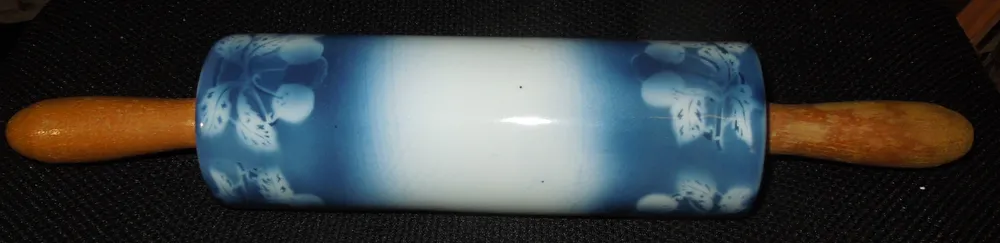PORCELÁNOVÝ VÁLEČEK modré třešně