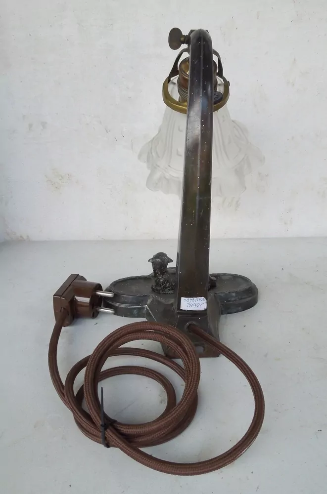  STAROŽITNÁ STOLNÍ NEBO NÁSTĚNNÁ LAMPA ELEKTRICKÁ figurální s ovečkou,ovce