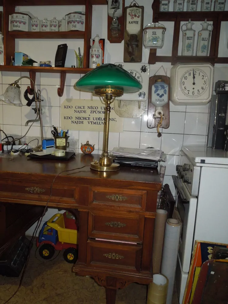 STAROŽITNÁ MOSAZNÁ STOLNÍ LAMPA ELEKTRICKÁ