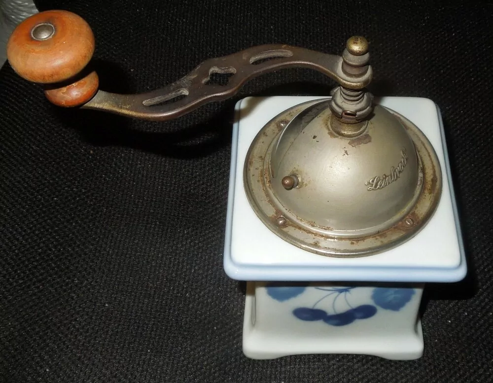 STAROŽITNÝ MLÝNEK KAFEMLÝNEK KÁVOMLÝNEK PORCELÁNOVÝ LEINBROCK  MODRÉ TŘEŠNĚ