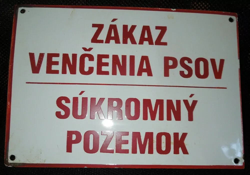 ZÁKAZ VENČENIA PSOV - SÚKROMNÝ POZEMOK