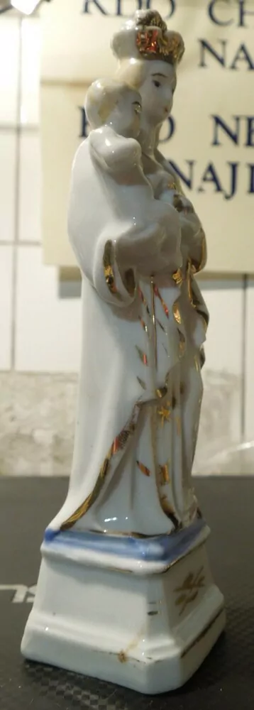 SOCHA SVATÁ PORCELÁN 14,5 CM