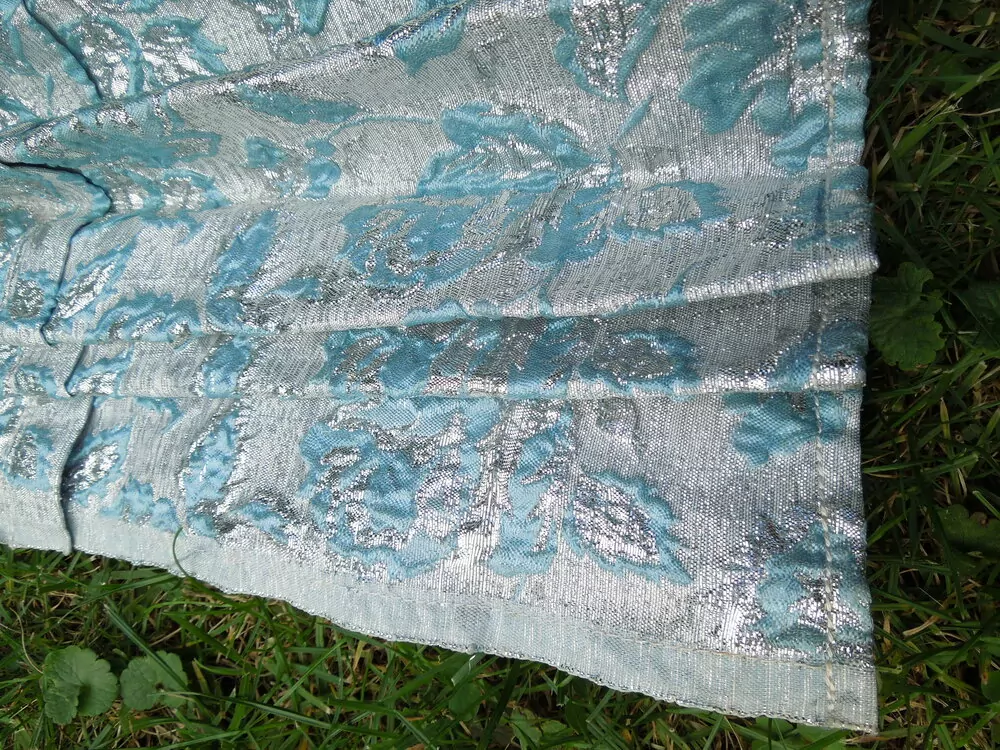 KROJ FĚRTŮŠEK STŘÍBRNÝ S MODRÝMI KVĚTY (KUNOVSKÝ)