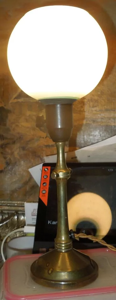 STAROŽITNÁ STOLNÍ MOSAZNÁ LAMPA ELEKTRICKÁ LAMPIČKA