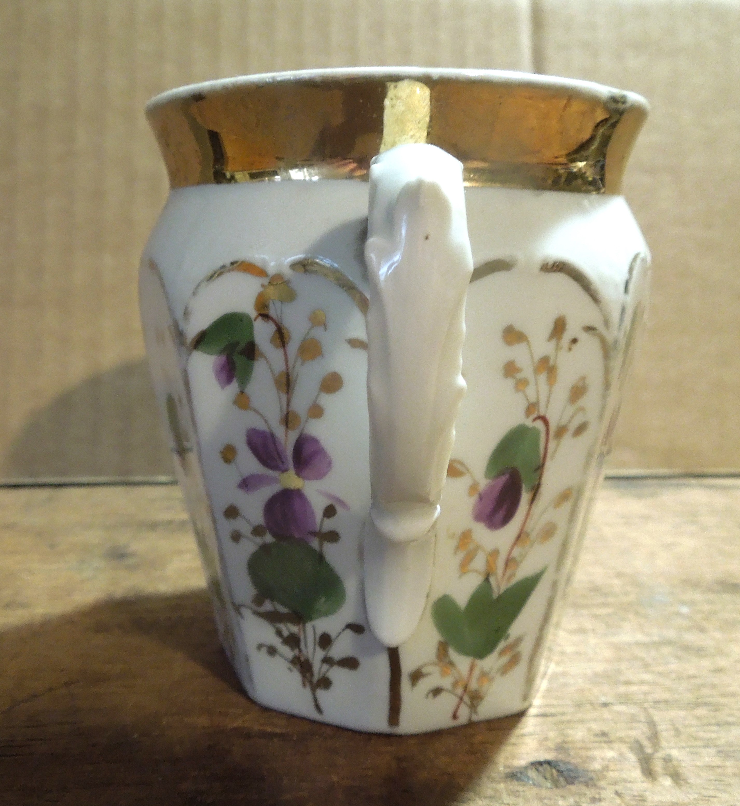 HRNEK PORCELÁNOVÝ FIALKY