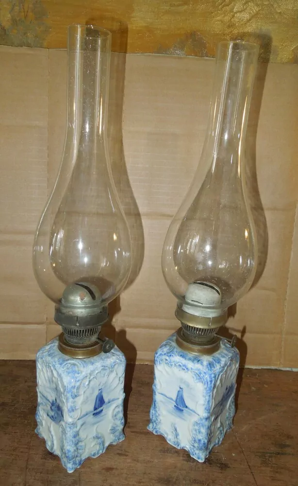 STAROŽITNÁ PETROLEJOVÁ LAMPA , PETROLEJKA  2 KS