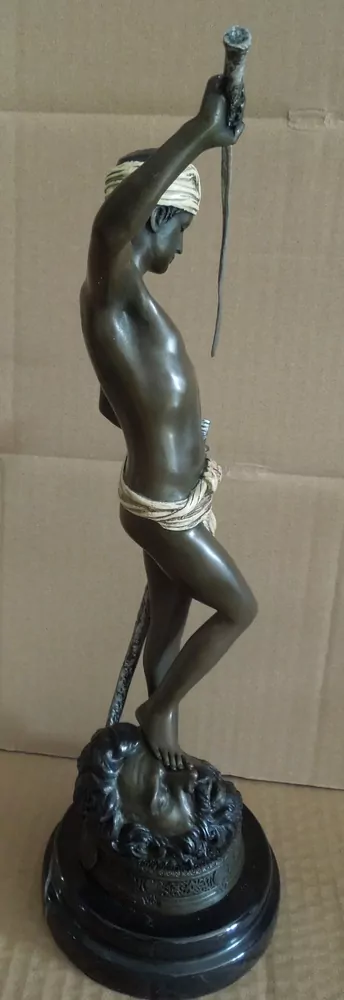 BRONZOVÁ SOCHA VÍTĚZSTVÍ DAVIDA NAD GOLIÁŠEM V 33,5 CM