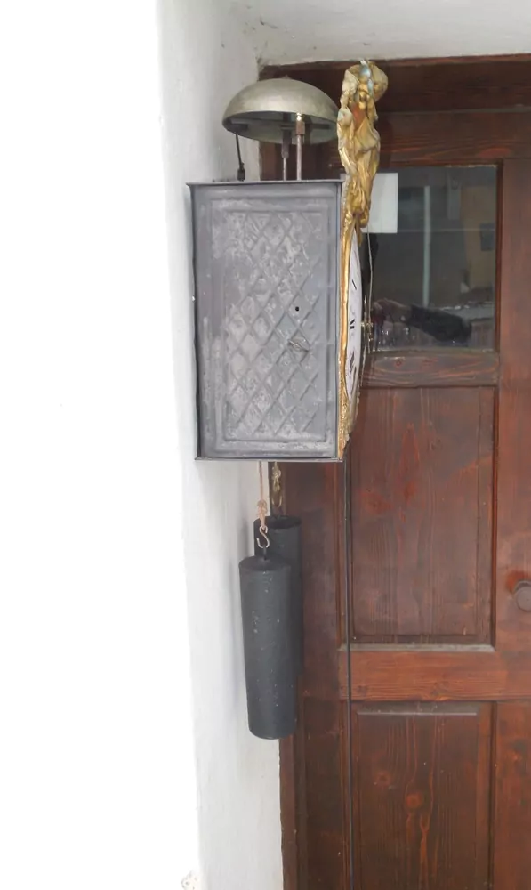 HODINY NÁSTĚNNÉ DVOUZÁVAŽOVÉ S BUDÍKEM
