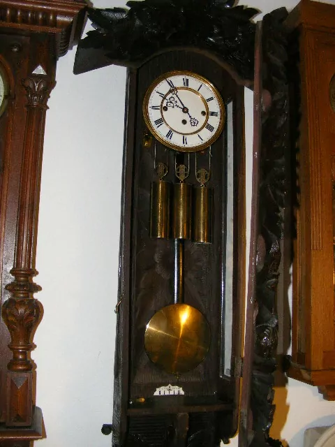 HODINY TŘÍZÁVAŽOVÉ NÁSTĚNNÉ CCA 1890 ČTVRTKY S ŘEZBOU