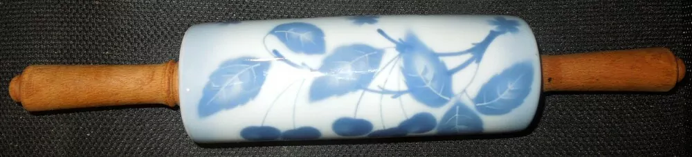 PORCELÁNOVÝ VÁLEČEK MODRÉ TŘEŠNĚ TEPLICE