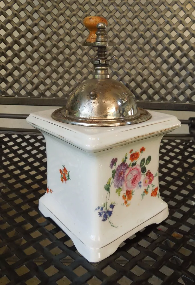STAROŽITNÝ MLÝNEK KÁVOMLÝNEK KAFEMLÝNEK PORCELÁNOVÝ RŮŽE, RŮŽIČKY
