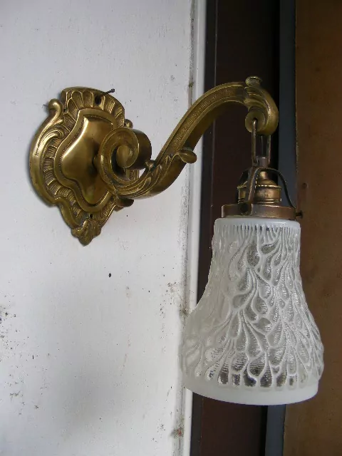 LAMPIČKA NA STĚNU MOSAZ S VYPÍNAČEM