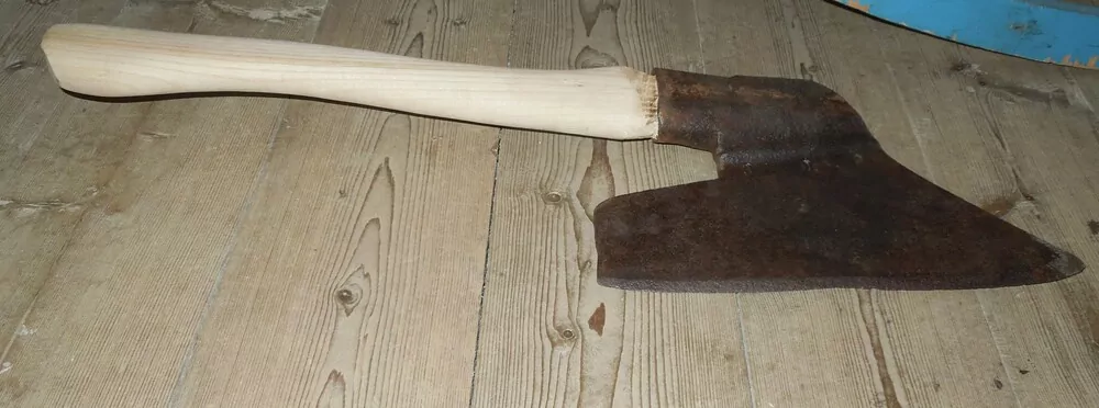 Starožitná tesařská sekera, širočina