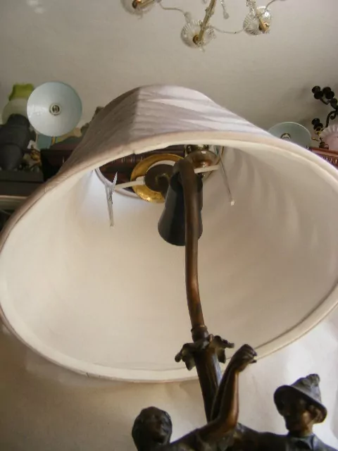 STAROŽITNÁ STOLNÍ FIGURÁLNÍ LAMPIČKA