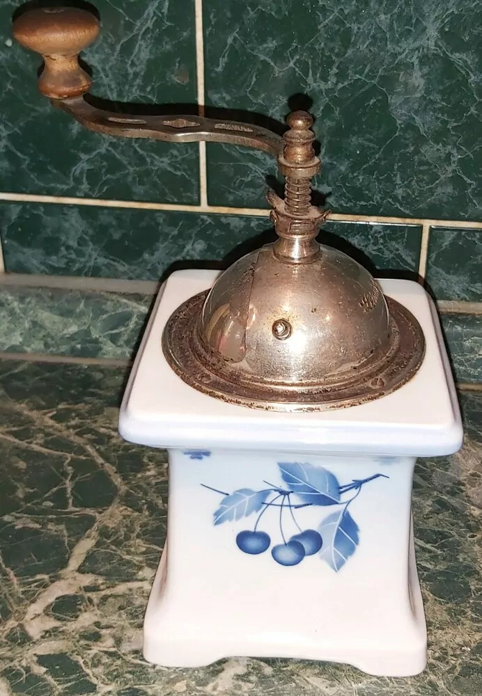 STAROŽITNOST MLÝNEK KAFEMLÝNEK PORCELÁNOVÝ LEINBROCK MODRÉ TŘEŠNĚ