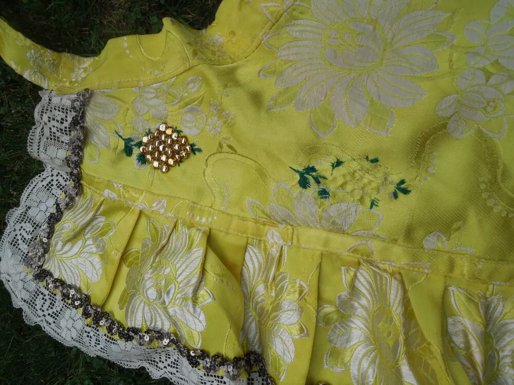 KROJ ZÁSTĚRA KE KROJI BROKÁTOVÁ ŽLUTÁ