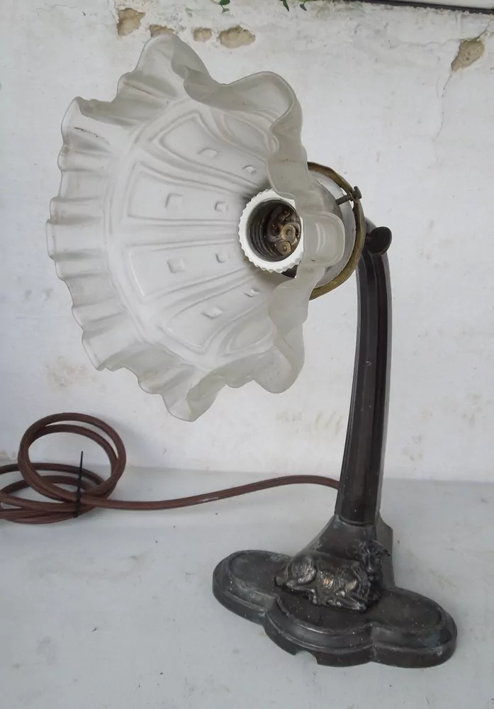  STAROŽITNÁ STOLNÍ NEBO NÁSTĚNNÁ LAMPA ELEKTRICKÁ figurální s ovečkou,ovce