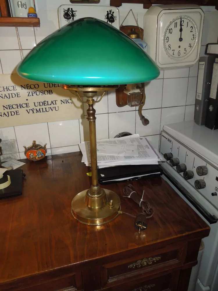 STAROŽITNÁ MOSAZNÁ STOLNÍ LAMPA ELEKTRICKÁ