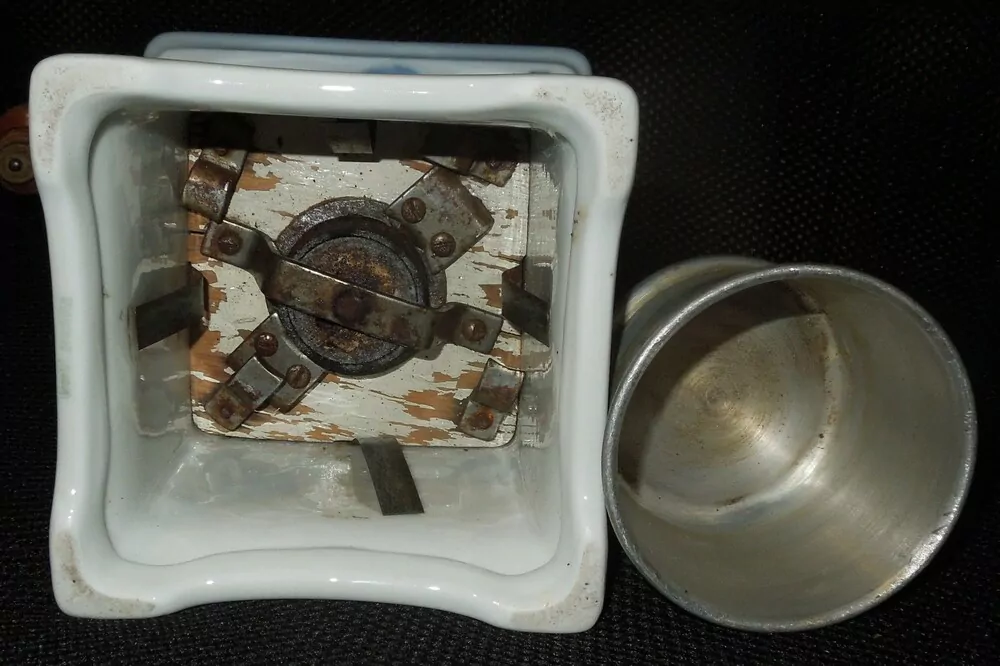 STAROŽITNÝ MLÝNEK KAFEMLÝNEK KÁVOMLÝNEK PORCELÁNOVÝ LEINBROCK  MODRÉ TŘEŠNĚ