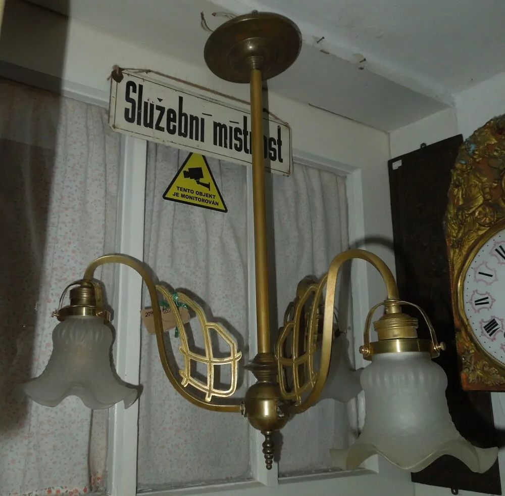 MOSAZNÝ TŘÍRAMENNÝ LUSTR SECESE 3 stínidla