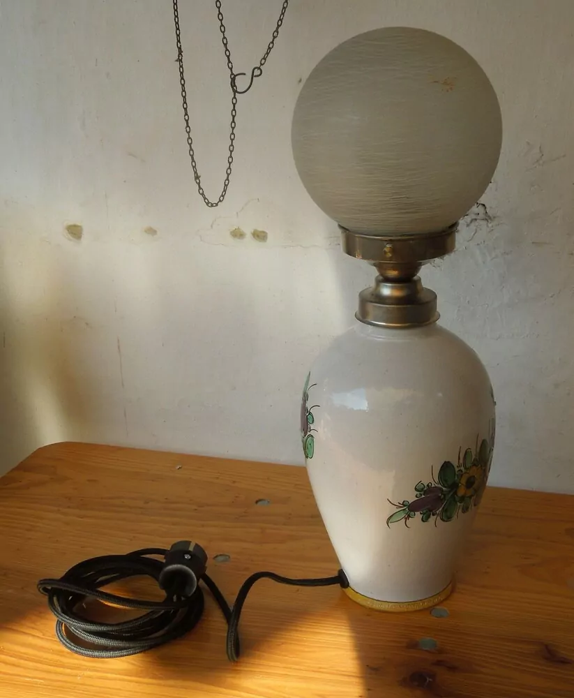 LAMPIČKA STOLNÍ ELEKTRICKÁ KERAMICKÁ TUPESY ?