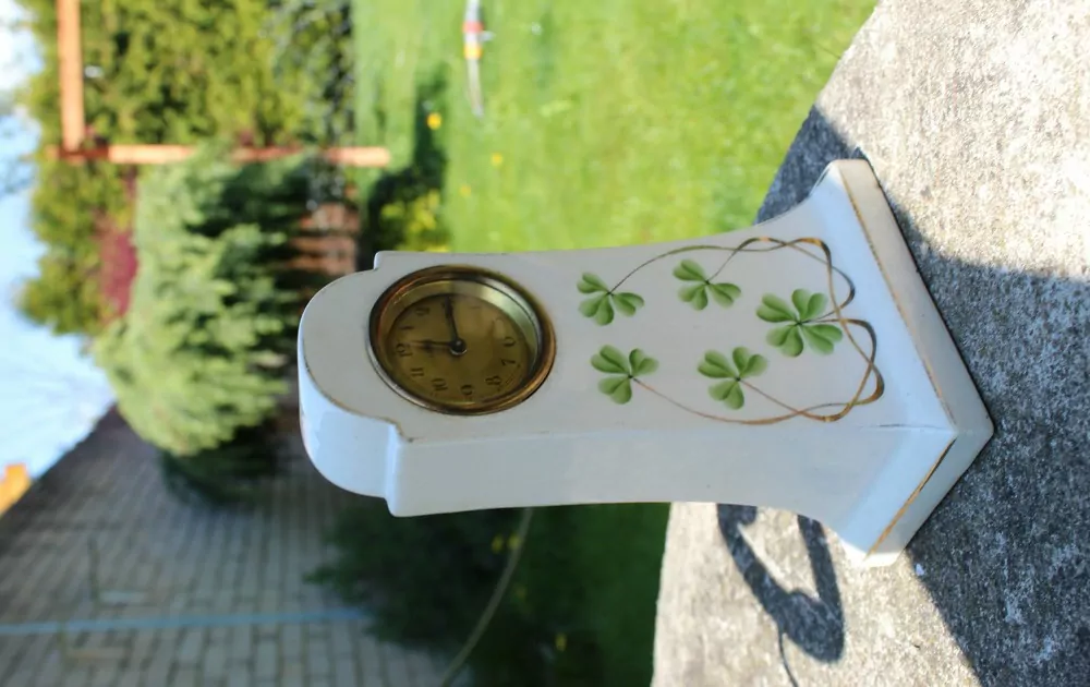 HODINY STOLNÍ KRBOVÉ PORCELÁNOVÉ JETEL, ČTYŘLÍSTEK