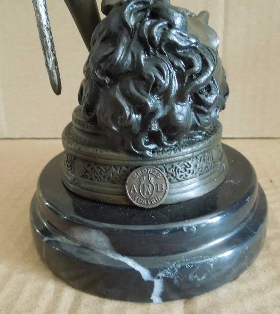 BRONZOVÁ SOCHA VÍTĚZSTVÍ DAVIDA NAD GOLIÁŠEM V 33,5 CM