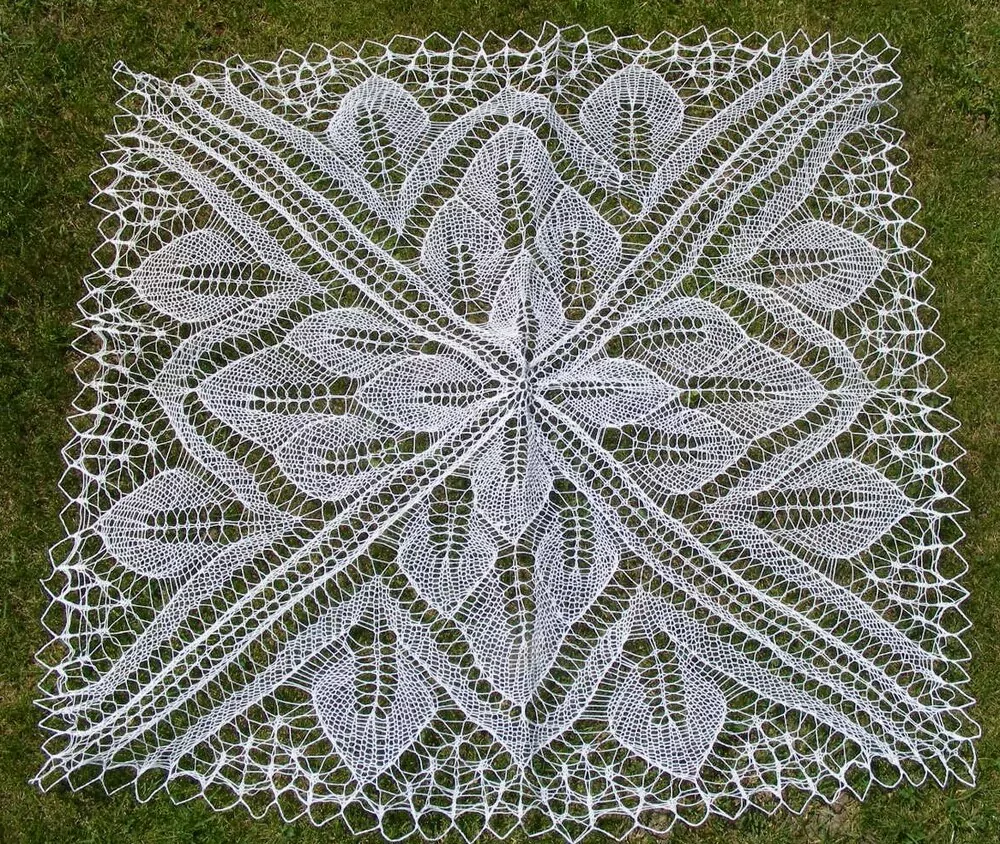 UBRUS RUČNĚ HÁČKOVANÝ 84X84 CM