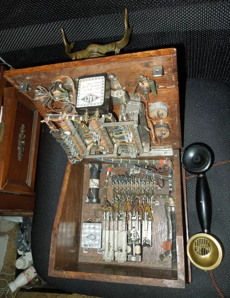 STAROŽITNÝ TELEFON PĚKNÁ DEKORACE