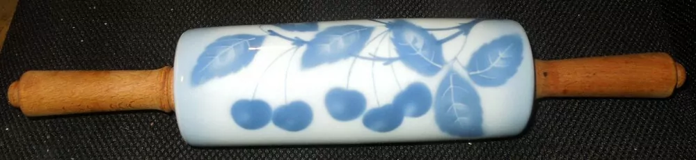 PORCELÁNOVÝ VÁLEČEK MODRÉ TŘEŠNĚ TEPLICE