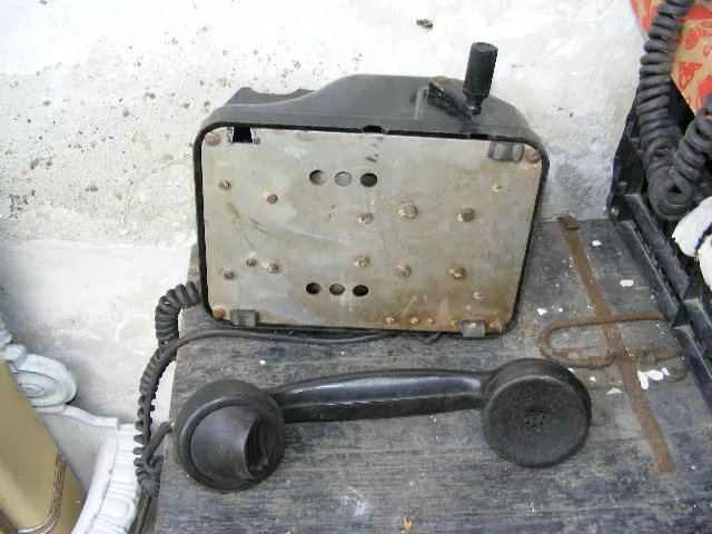 STAROŽITNÝ TELEFON  