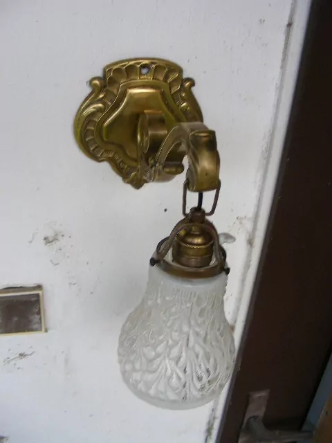 LAMPIČKA NA STĚNU MOSAZ S VYPÍNAČEM