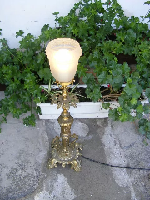 STAROŽITNÁ STOLNÍ MOSAZNÁLAMPA ELEKTRICKÁ 
