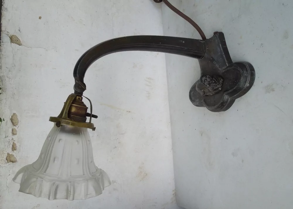  STAROŽITNÁ STOLNÍ NEBO NÁSTĚNNÁ LAMPA ELEKTRICKÁ figurální s ovečkou,ovce