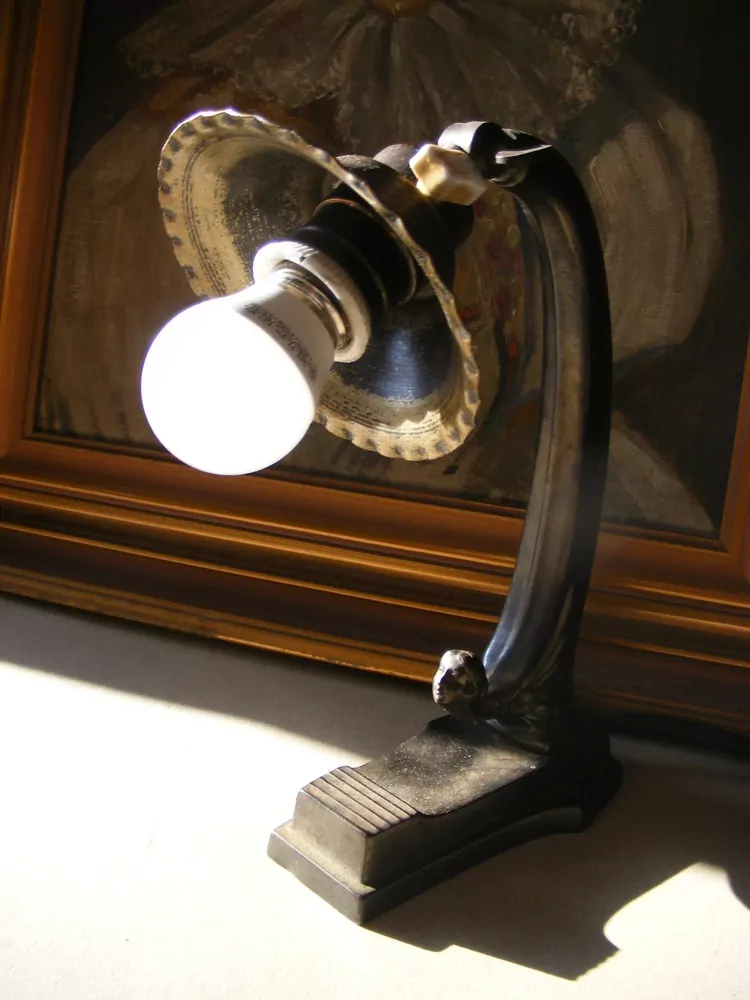 STAROŽITNÁ STOLNÍ LAMPA ELEKTRICKÁ figurální