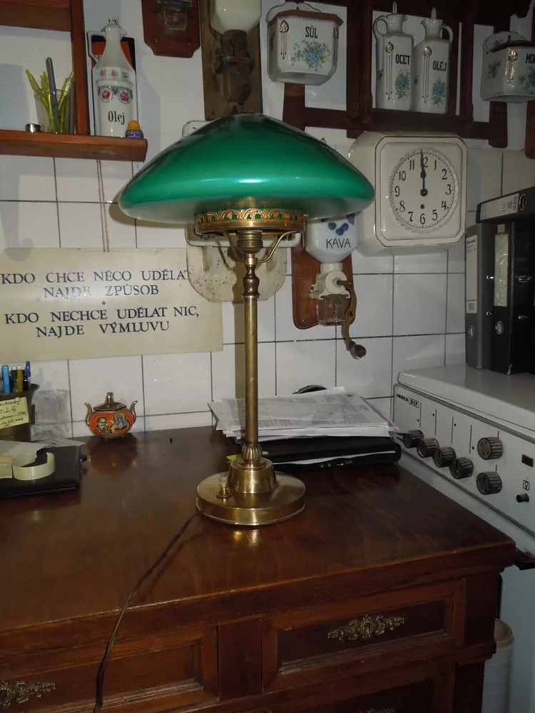 STAROŽITNÁ MOSAZNÁ STOLNÍ LAMPA ELEKTRICKÁ