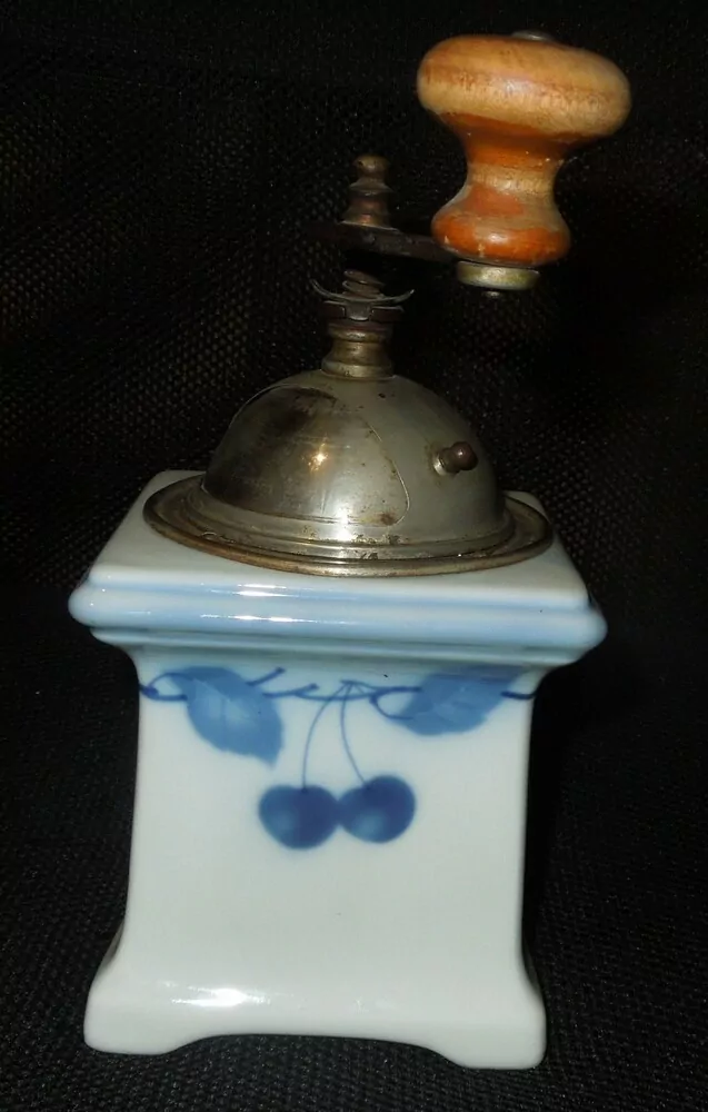 STAROŽITNÝ MLÝNEK KAFEMLÝNEK KÁVOMLÝNEK PORCELÁNOVÝ LEINBROCK  MODRÉ TŘEŠNĚ