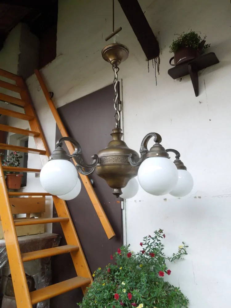 STAROŽITNÝ MOSAZNÝ LUSTR