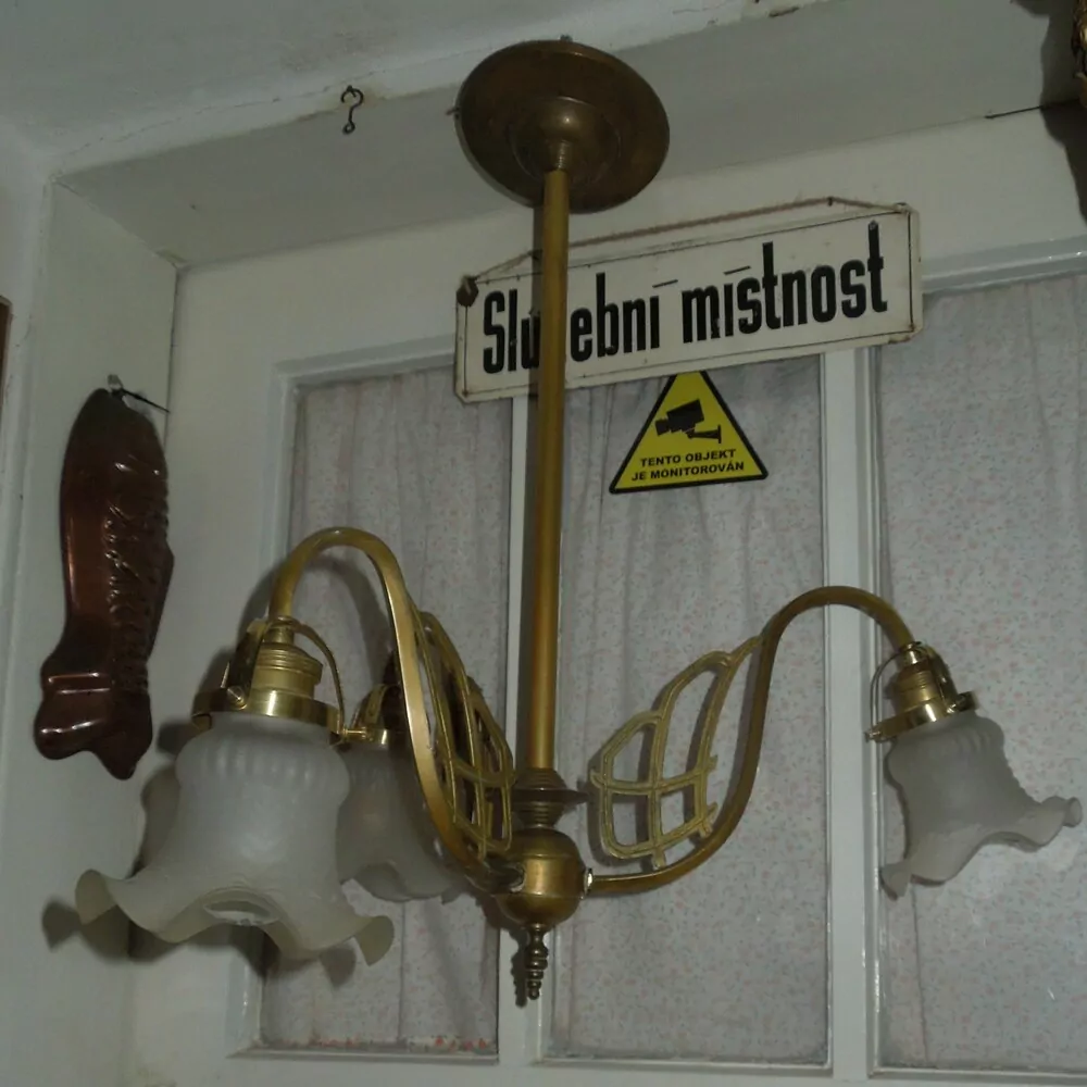 MOSAZNÝ TŘÍRAMENNÝ LUSTR SECESE 3 stínidla