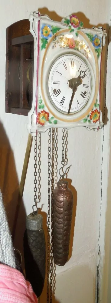 HODINY PORCELÁNOVÉ SELSKÉ NÁSTĚNNÉ ZÁVAŽOVÉ