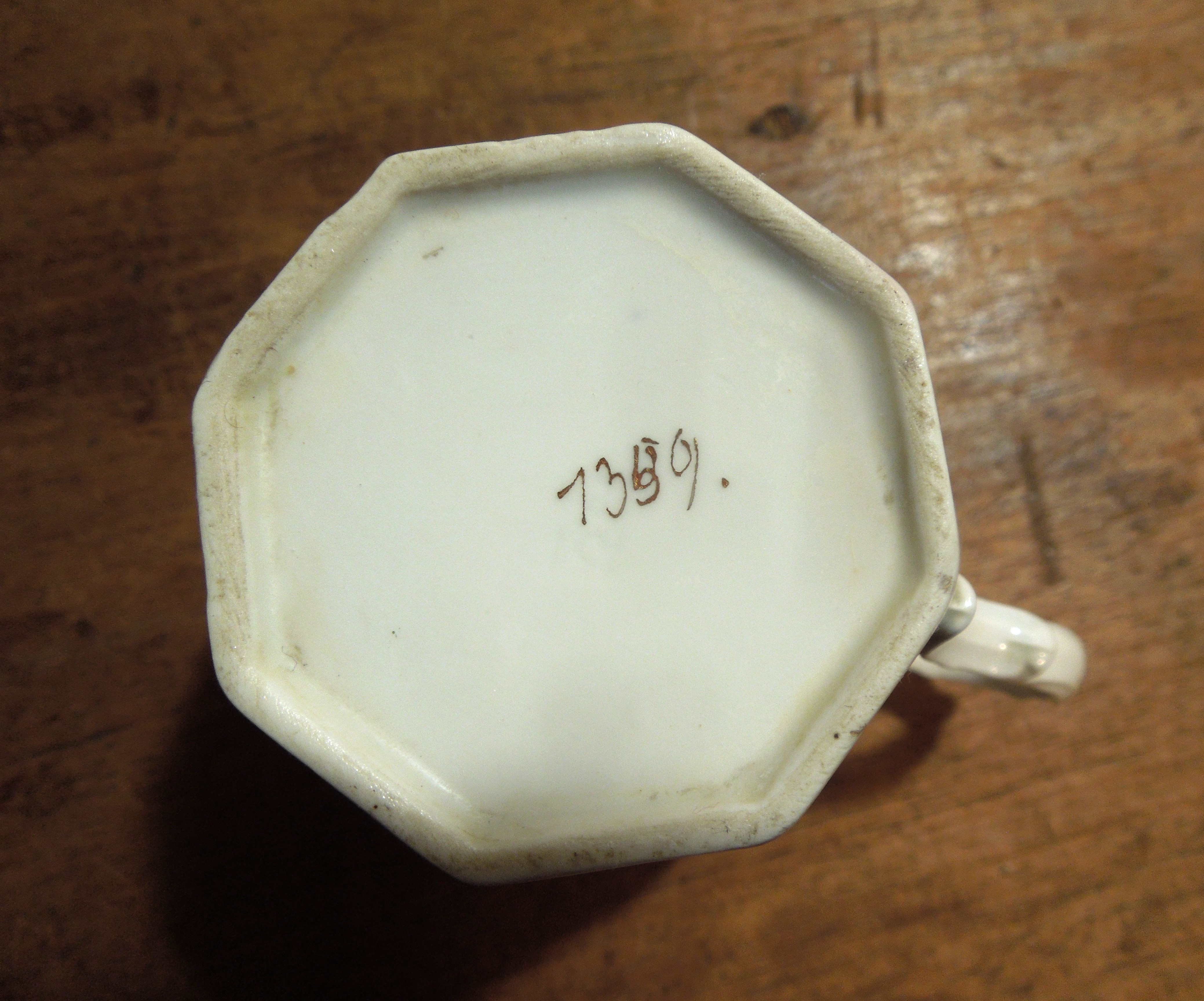 HRNEK PORCELÁNOVÝ FIALKY