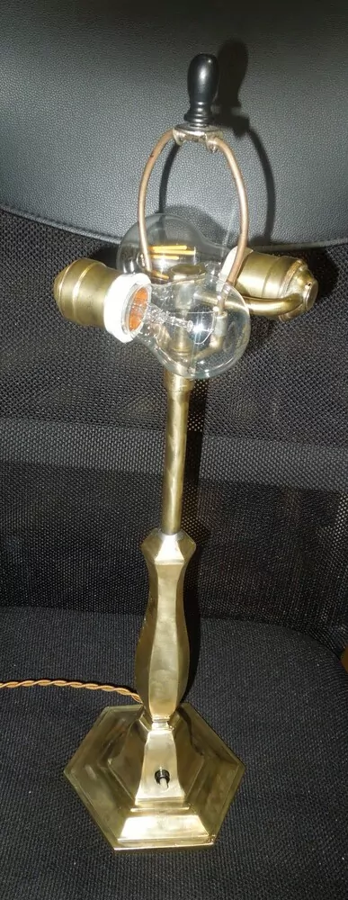 STAROŽITNÁ LAMPA STOLNÍ