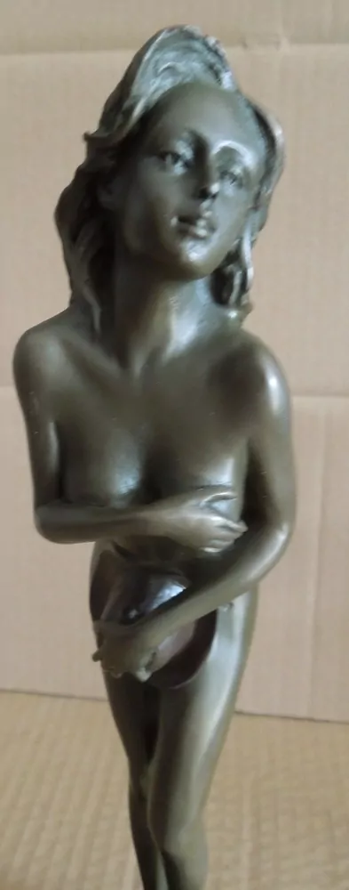BRONZOVÁ SOCHA AKT DÍVKA S KLOBOUKEM V.28 CM