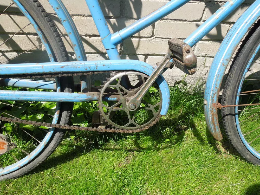 Jízdní kolo na dekoraci nebo renovaci modré