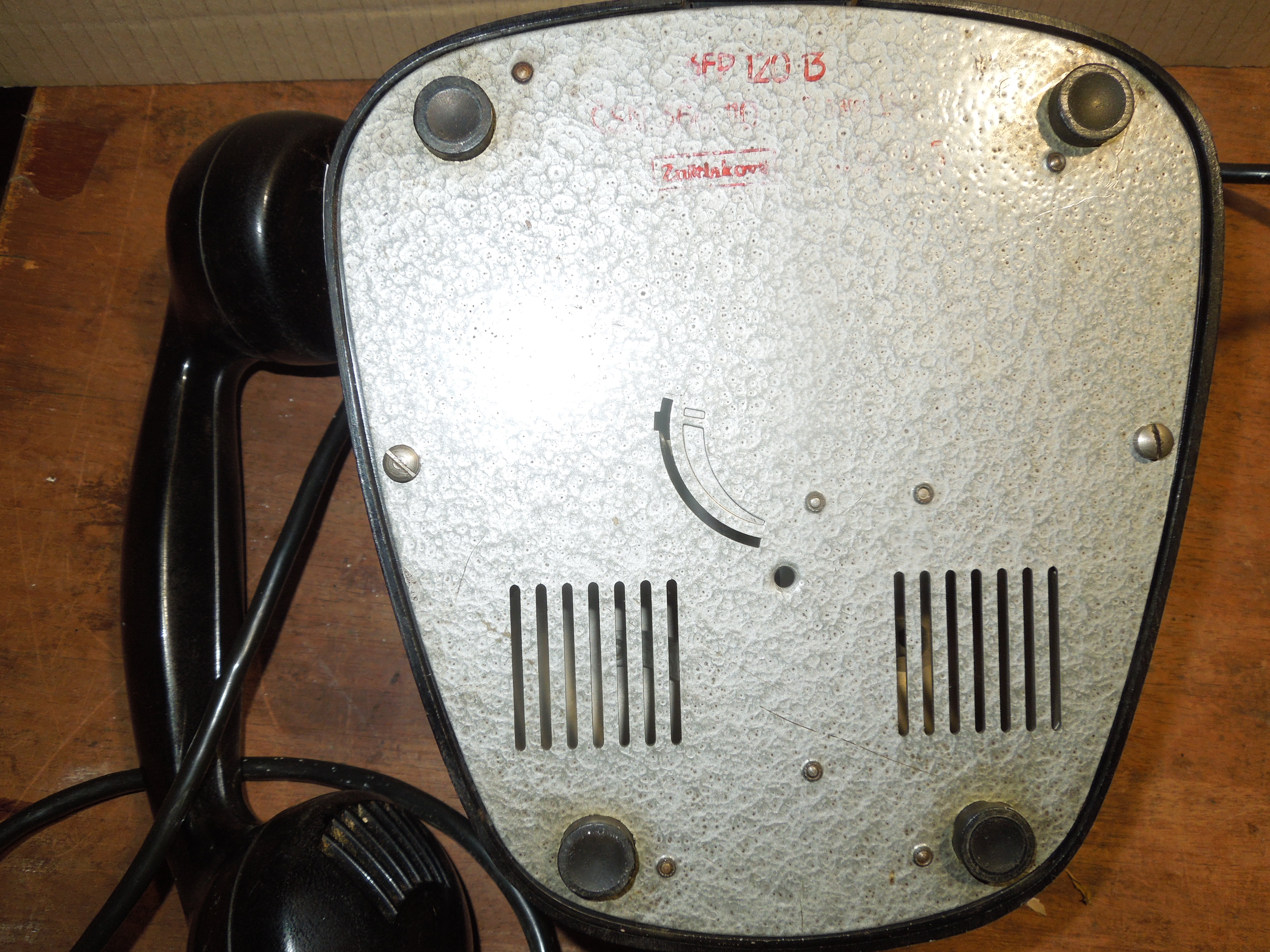 RETRO TELEFON NA DEKORACI