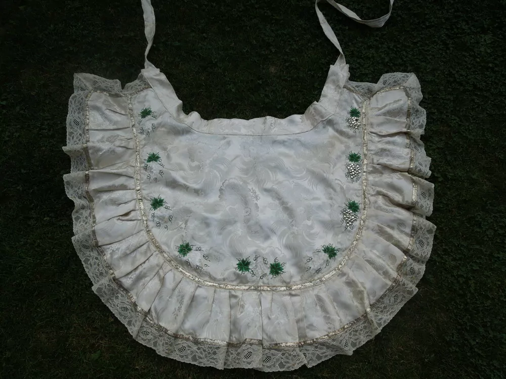 KROJ ZÁSTĚRA BÍLÝ BROKÁT