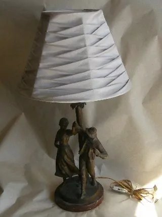 STAROŽITNÁ STOLNÍ FIGURÁLNÍ LAMPIČKA