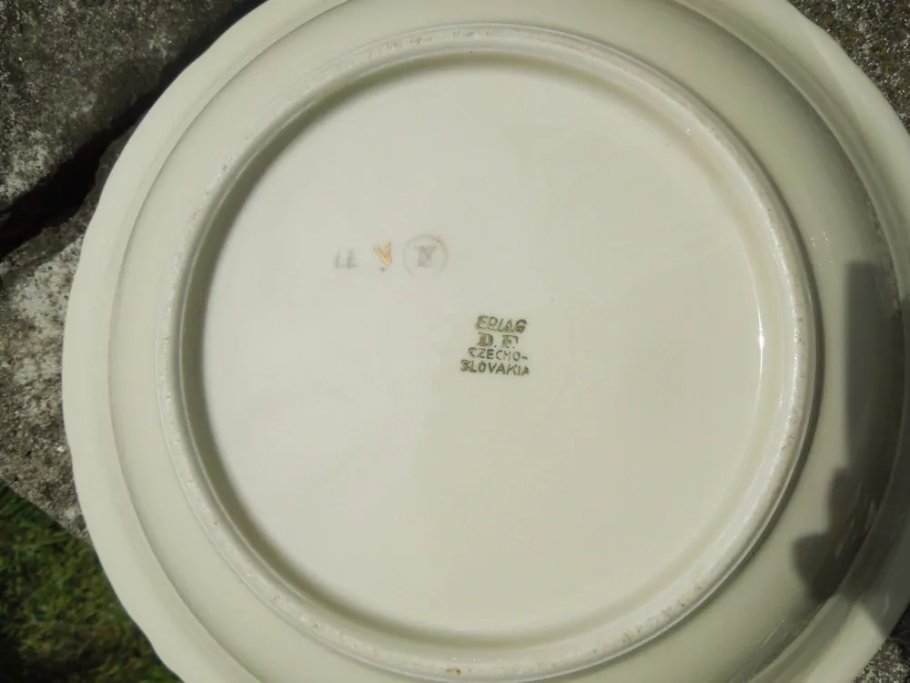 PORCELÁNOVÉ TALÍŘE A MÍSY